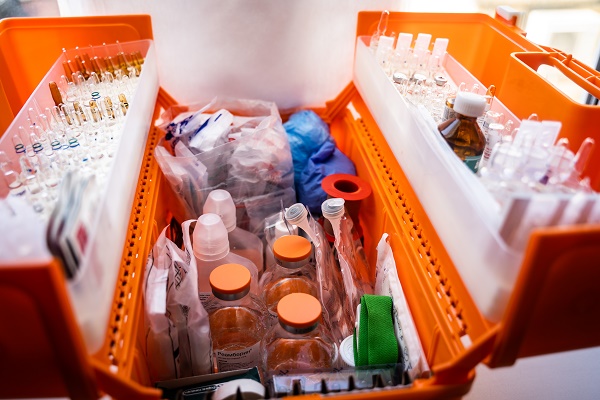 Открытый медицинский чемодан с медикаментами